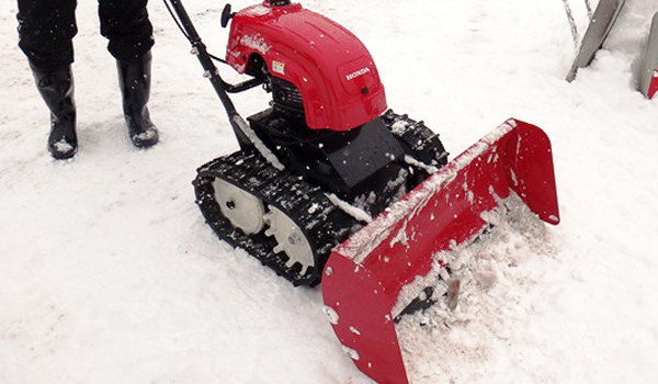 ブレードタイプの除雪機