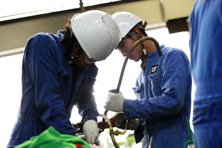 実機を用いて基礎的な車両メンテナンス